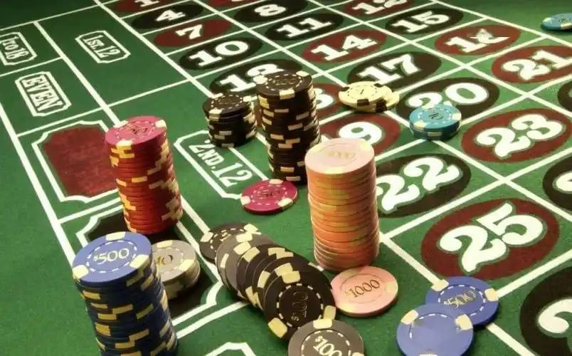 Pengguna membaca syarat bonus dengan teliti